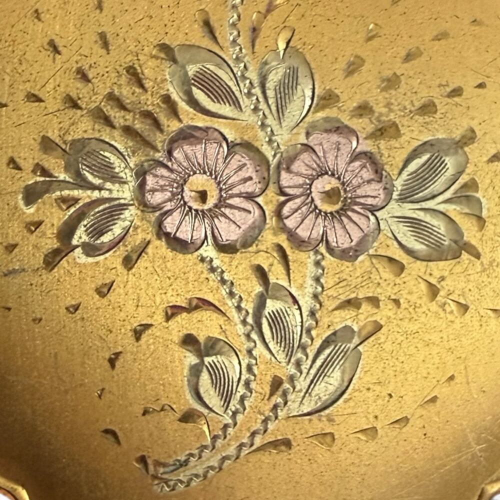 Vintage La Mode Compact Mirror Gold Tone Floral Heart Scalloped Vanity - Picture 8 of 9